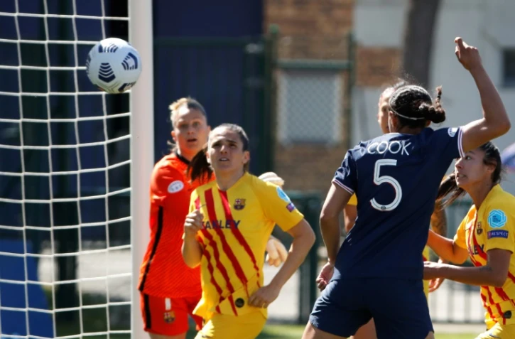 La défenseure américaine Alana Cook (d) buteuse lors de la demi-finale de la Ligue des champions contre Barcelone, à Saint-Germain-en-Laye, le 25 avril 2021