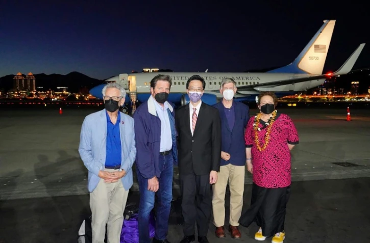 Photo diffusée le 14 août 2022 par les autorités taïwanaises, montrant (de gauche à droite) les représentants américains Alan Lowenthal, John Garamendi, Don Beyer et Aumua Amata Coleman Radewagen, avec le diplomate taïwanais Douglas Yu-tien Hsu (au centre) à l'aéroport de Taipei
