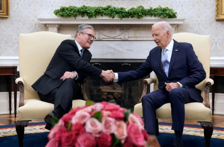 Le Premier ministre britannique Keir Starmer (G) et le président américain Joe Biden (D) dans le bureau ovale de la Maison Blanche, à Washington, aux Etats-Unis, le 10 juillet 2024