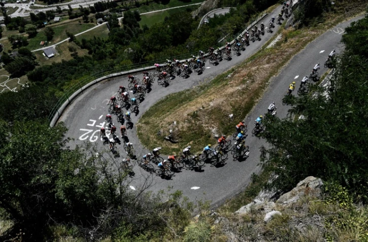 Après la montée des lacets du mythique Alpe d'Huez, le 19 juillet 2018, le peloton retrouve la plaine pour la 13e étape du Tour