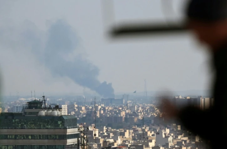 De la fumée s'élève d'un site touché par un bombardement à Téhéran, le 1er avril 2026