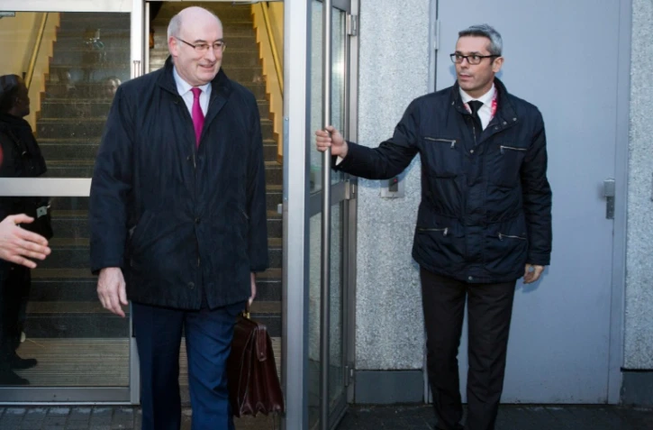 Le Commissaire européen à l'Agriculture Phil Hogan (g) au Salon international de l'agriculture de Paris, le 2 mars 2016