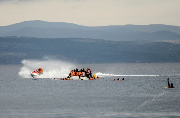 Un bateau de sauvetage aide des migrants naufragés, en Méditerranée près de l'île de Lesbos, le 25 novembre 2015