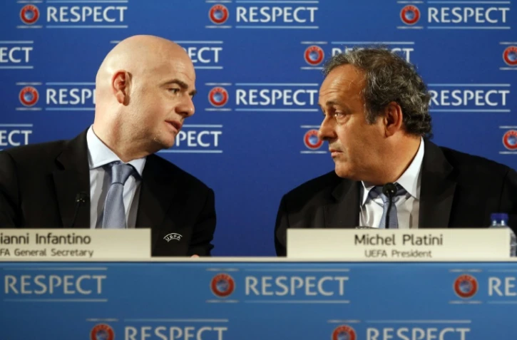 Michel Platini, président de l'UEFA (d), et son secrétaire général et bras droit, l'Italien Gianni Infantino, en conférence de presse le 22 février 2014 à Nice