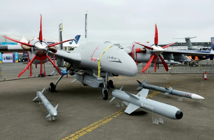 Un drone turc Bayraktar Akıncı exposé lors du Salon international de l'aeronautique et de l'espace à l'aéroport du Bourget à Paris, le 15 juin 2025