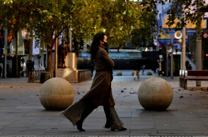 Une femme portant un masque dans le quartier des affaires dans le centre de Sydney, en Australie, le 25 juin 2021