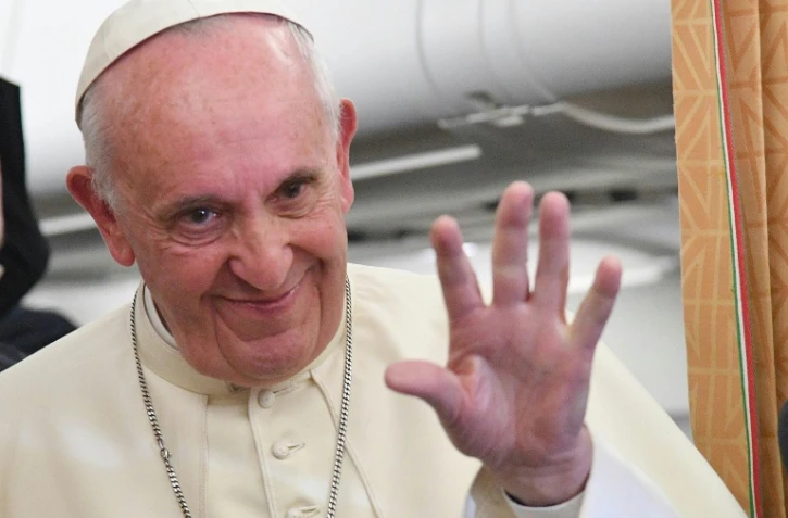 Le pape François parle aux journalistes dans l'avion qui le ramène de Bakou à Rome le 2 octobre 2016 après une tournée dans le Caucase