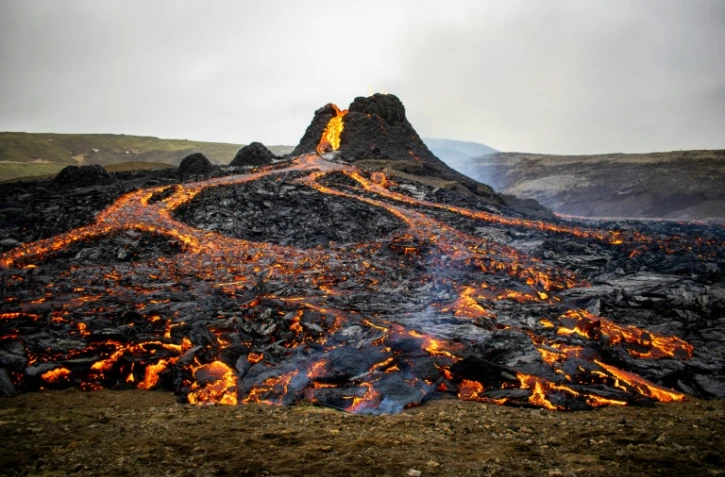 La lave coule le long du volcan en éruption Fagradalsfjall, à quelque 40 km à l'ouest de Reykjavik, Islande, le 21 mars 2021