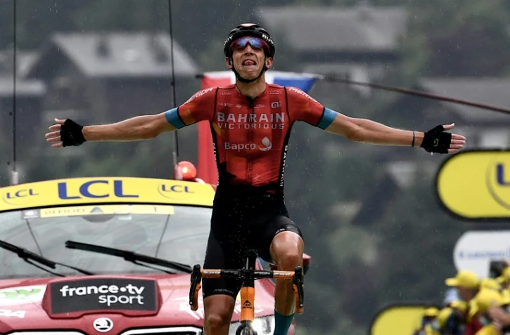 Le Belge Dylan Teuns, de l'équipe Bahrain, célèbre sa victoire en franchissant la ligne d'arrivée à la fin de la 8e étape de la 108e édition du Tour de France cycliste, 150 km entre Oyonnax et Le Grand-Bornand, le 3 juillet 2021.