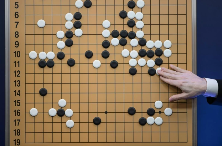 Un commentateur reproduit sur un plateau le jeu de go en cours entre l'ordinateur AlphaGo et Lee Se-Dol, à Séoul le 13 mars 2016