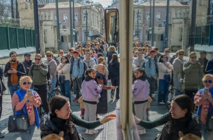 File d'attente d'électeurs russes devant le consulat de Russie à Istanbul le 17 mars 2024