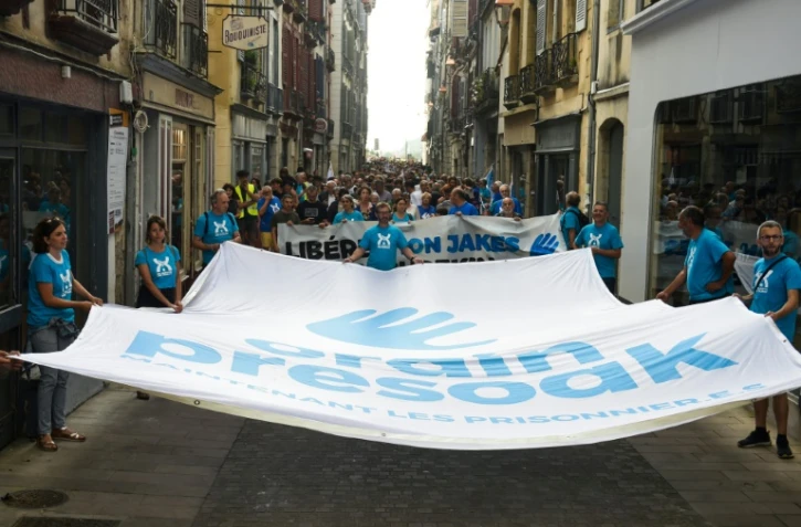 Des manifestants à Bayonne, dans le sud-ouest de la France, le 11 juin 2022, pour demander le transfert des prisonniers de l'ETA vers des prisons proches de leur domicile