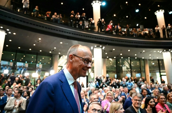 Le chef de la CDU et chancelier désigné Friedrich Merz arrive pour la signature d'un accord de coalition entre la CDU, l'Union chrétienne-sociale (CSU) et le Parti social-démocrate (SPD) pour former un nouveau gouvernement, le 5 mai 2025 à Berlin