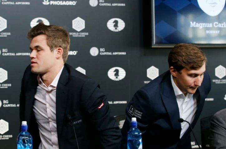 Les deux grands maîtres d'échecs le Norvégien Magnus Carlsen(g) et Sergueï Kariakin, se lèvent après leur conférence de presse, à New York, le  10 novembre 2016