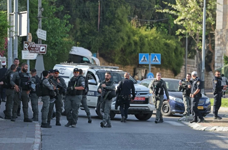 Des forces de l'ordre israéliennes bloquent l'accès d'une rue après une attaque dans le quartier de Cheikh Jarrah, le 18 avril 2023 à Jérusalem-Est annexée