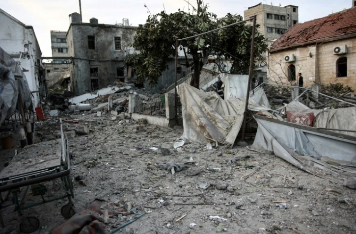 Un brancard abandonné au milieu des décombres après une frappe israélienne sur l'hôpital Al-Ahli, dans la ville de Gaza, le 13 avril 2025