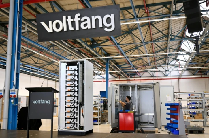 Un employé assemble un module de stockage de batteries  sur le site de production de Voltfang, à Aix-la-Chappelle, le 19 août 2025 en Allemagne