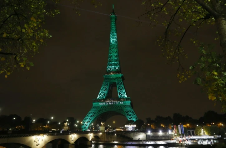 La Tour Eiffel illuminée de vert pour les accords de Paris le 4 novembre 2016