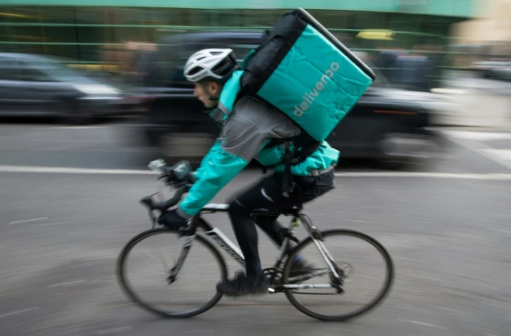 Un employé de la plateforme de livraison de repas Deliveroo à Camden Town, dans le nord de Londres, le 17 novembre 2016