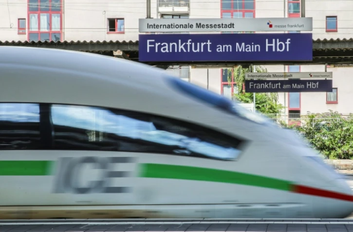 Train ICE passant à Francfort, en Allemagne le 11 août 2021