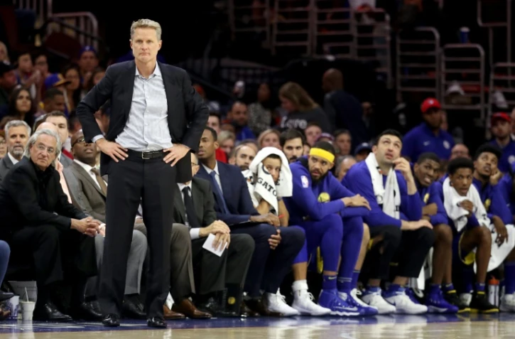Le coach des Warriors de Golden State Steve Kerr, debout devant le banc des remplaçants de son équipe, lors d'un matche face à Philadelphie, le 18 novembre 2017
