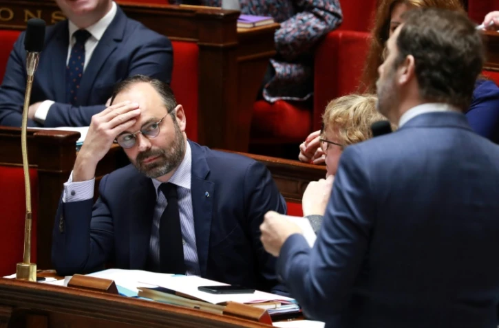 Edouard Philippe regarde le ministre de l'Intérieur Christophe Castaner  à l'Assemblée nationale le 5 mars 2019