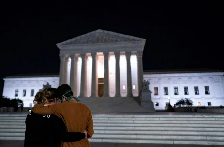 Deux femmes devant la Cour suprême des Etats-Unis après l'annonce du décès de Ruth Bader Ginsburg, le 18 septembre 2020