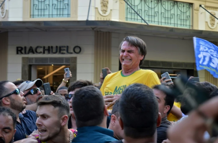 Jair Bolsonaro, candidat de l'extrême droite à la présidentielle au Brésil, après avoir été poignardé le 6 septembre 2018 à Juiz de Fora, dans l'Etat du Minas Gerais