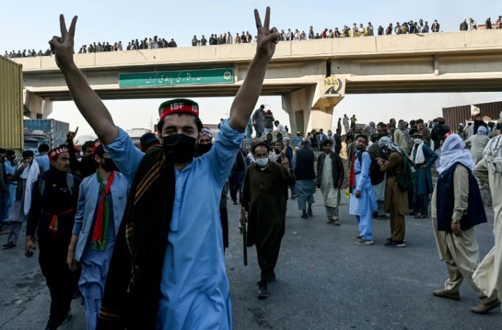 Des partisans du parti Pakistan Tehreek-e-Insaf (PTI) de l'ancien Premier ministre emprisonné Imran Khan marchent vers Islamabad lors d'une manifestation exigeant la libération de Khan, à Hasan Abdal dans la province du Pendjab, le 25 novembre 2024