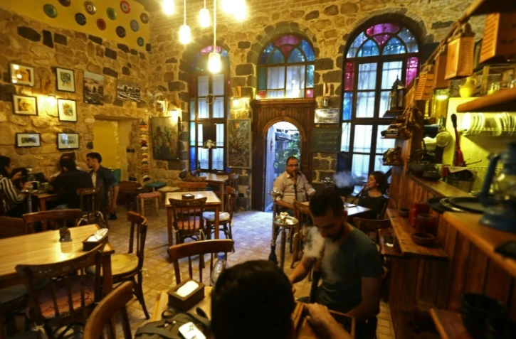 Au café Zeriab de Damas - ici le 3 octobre 2016 - une exposition baptisée "Et ils sont partis" montre les oeuvres d'artistes syriens ayant fui leur pays en guerre