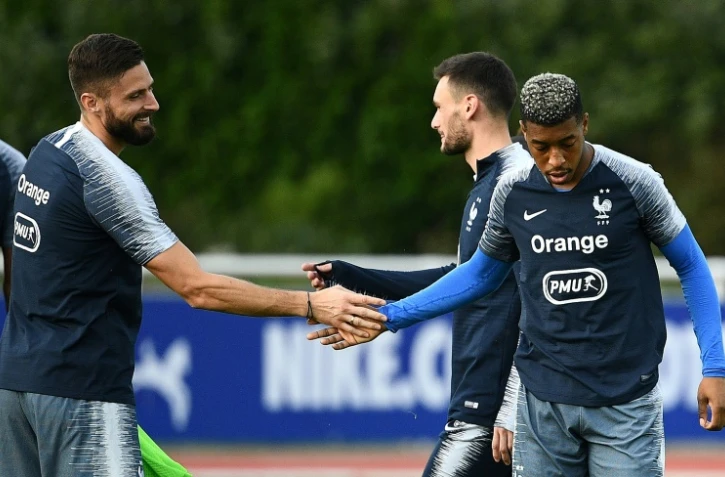 Le défenseur Presnel Kimpembe avec l'attaquant Olivier Giroud lors d'une séance d'entraînement des Bleus à Clairefontaine,le 13 octobre 2018