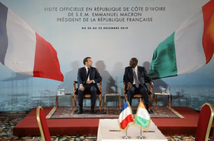 Le président français Emmanuel Macron et son homologue ivoirien Alassane Ouattara donnent une conférence de presse au palais présidentiel à Abidjan, le 21 décembre 2019