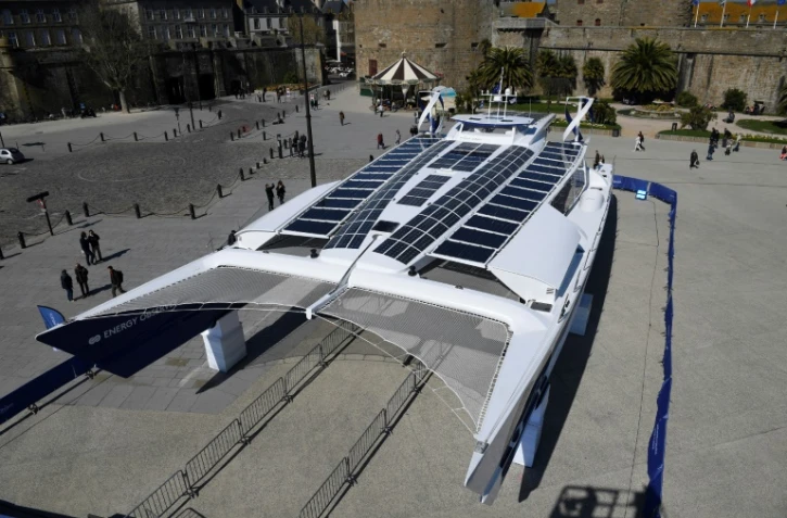 Le catamaran "Energy Observer" présenté à Saint-Malo, 7 avril 2017