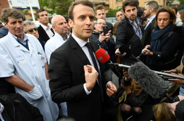 Le candidat d'En Marche! Emmanuel Macron après une visite de l'hôpital Raymond Poincaré de Garches (Hauts-de-Seine), le 25 avril 2017