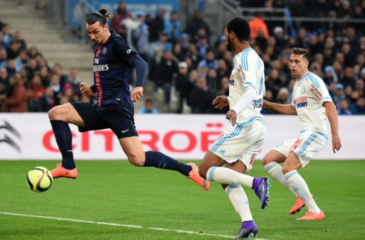 Zlatan Ibrahimovic marque pour le Paris SG face à l'OM lors du match de championnat, le 7 février 2016 au Vélodrome