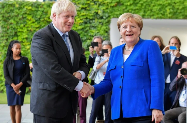 La chancelière allemande Angela Merkel serre la main du Premier ministre britannique Boris Johnson, le 21 août 2019 à Berlin