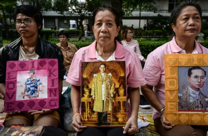 Des Thaïlandais prient pour le rétablissement de leur roi Bhumibol Adulyadej, devant l'hôpital à Bangkok, le 13 octobre 2016