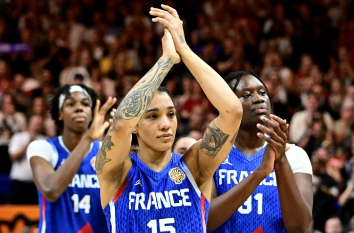 La capitaine française Gabby Williams (au centre) après la défaite en finale de Coupe du monde de basket contre les Etats-Unis, le 13 septembre 2026 à Berlin