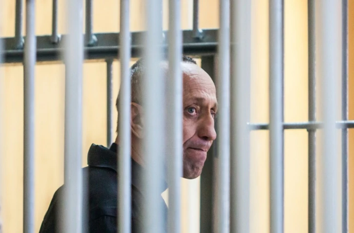 Le tueur en série Mikhaïl Popkov devant un tribunal d'Irkoutsk en Russie, le 10 décembre 2018