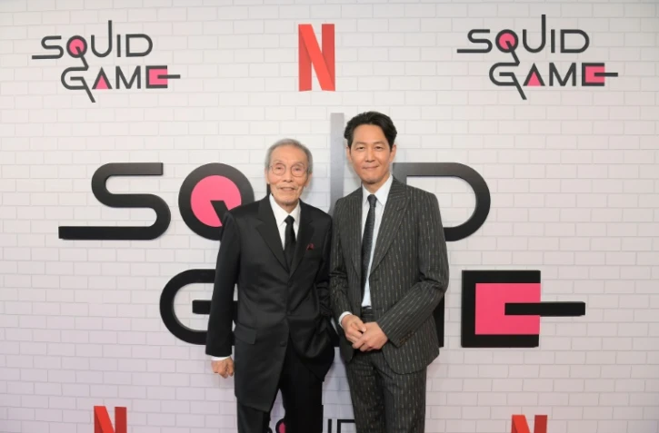 Oh Young-soo (g) et Lee Jung-jae, acteurs sud-coréens de la série "Squid Game", à Los Angeles, le 12 septembre 2022