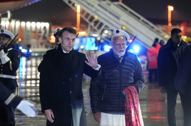 Le président français Emmanuel Macron (g.) et le Premier ministre indien Narendra Modi arrivent à l'aéroport de Marseille à Marignane, dans le sud de la France, le 11 février 2025