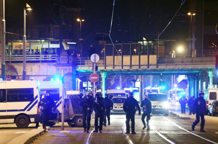 La police interdit l'accès d'une rue où Cherif Chekatt a commis un attentat à Strasbourg le 13 décembre 2018