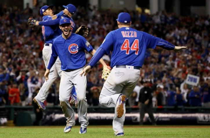 Kris Bryant, N.17 des Chicago Cubs célèbre la victoire historique en finale MLB avec son coéquipier Anthony Rizzo (N.44), le 2 novembre 2016 face aux Indians à Cleveland
