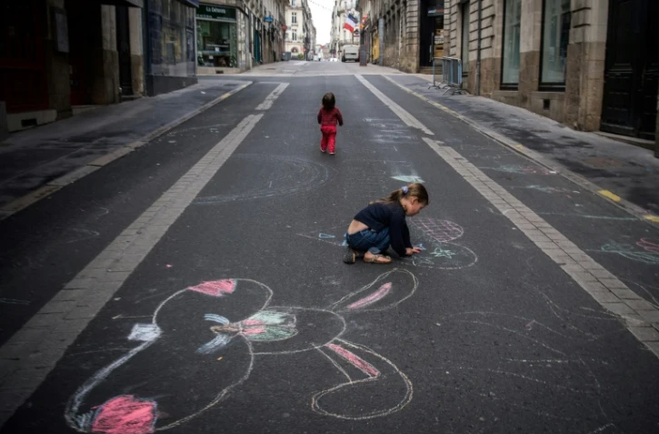 Deux enfants dans une rue déserte de Nantes, pour cause de confinement, le 27 avril 2020