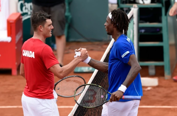 Gaël Monfils serre la main du Canadien Frank Dancevic, battu par le Français, lors du 1er tour de la Coupe Davis, le 4 mars 2016 à Baie-Mahault en Guadeloupe