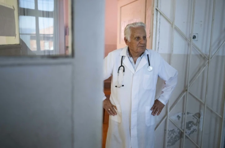Le docteur Apostolov, médecin généraliste de 90 ans, attend ses patients dans son cabinet à Skrat, un village au pied du massif de la Belassitsa en Bulgarie, le 15 juillet 2026
