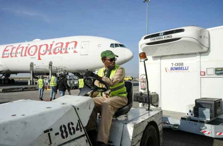 Livraison de doses du vaccin Oxford/AstraZeneca contre le Covid-19 à l'aéroport international d'Addis Abeba, le 7 mars 2021 en Ethiopie