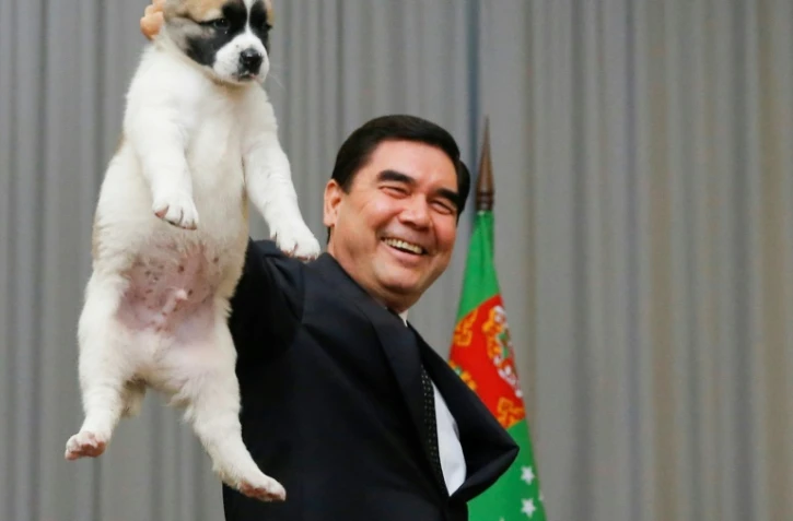 (Photo archives) Dans cette photo du 1 octobre 2017, le président du Turkmenistan Gourbangouly Berdymoukhamedov offre un chiot de berger alabaï à son homologue russe lors d'une rencontre à Sochi.
Au Turkménistan, Etat reclus et autoritaire, un animal autre que le cheval a gagné les faveurs du président, qui a placé le chien de berger alabaï au coeur de l'identité nationale de l'ex-république soviétique d'Asie centrale.