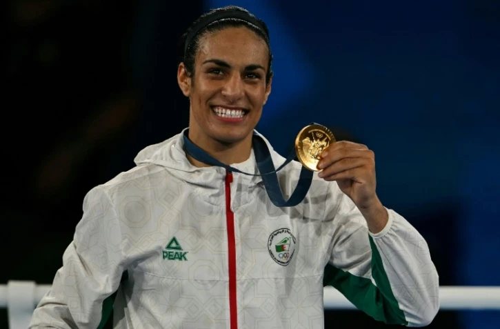 La championne olympique de boxe algérienne Imane Khelif pose avec sa médaille le 9 août 2024 à Paris