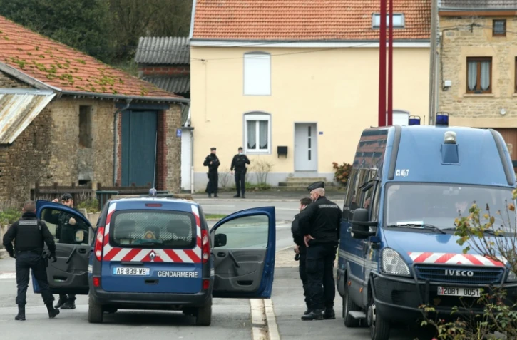 Des gendarmes dans le village Issancourt-et-Rumel, dans les Ardennes, où de nouvelles fouilles sont menées pour retrouver le corps d'Estelle Mouzin, le 15 novembre 2021